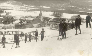 Auf der Schiwiese oberhalb von Mauthen, dem sogenannten "Pregran" herrschte schon 1914 reger Betrieb, wie auf dem Orginalfoto von J. Gugler, Fotograf aus Bozen, zu sehen ist.